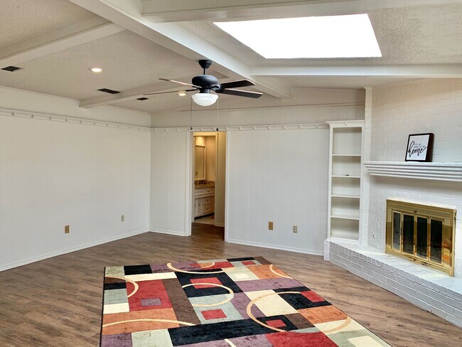 Foto del edificio - Available Early August! Four Bedroom in So...