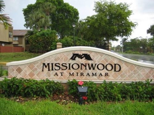 Foto principal - 8452 W Missionwood Dr