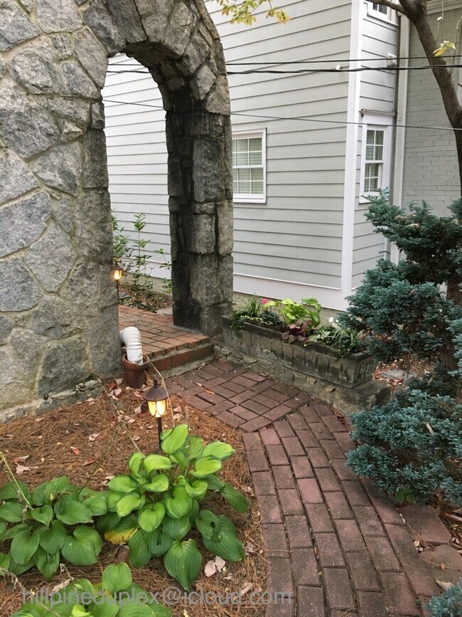 Entrada privada a través de un singular arco de piedra. - 629 Hillpine Dr NE