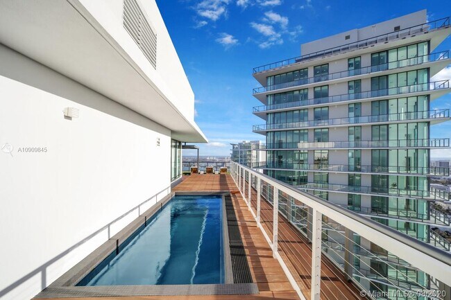 Foto del edificio - 650 NE 32nd St