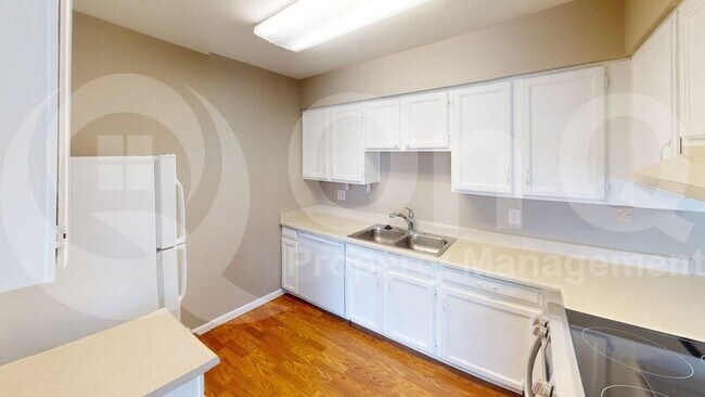 Building Photo - 3212 E Crescent Ave