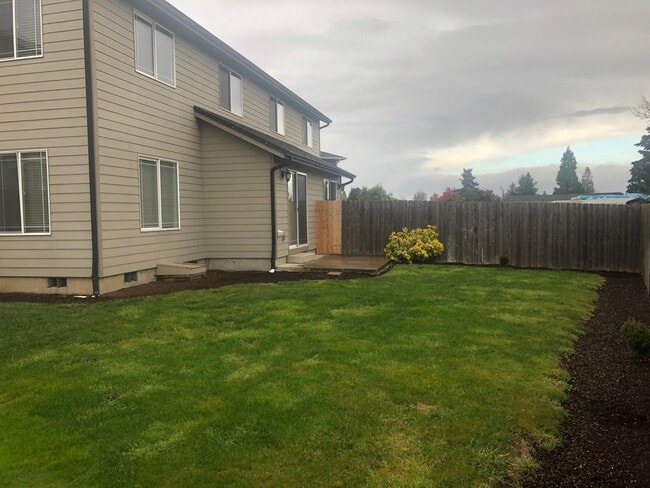 Foto del edificio - Newer 3 bedrooms 2.5 bathroom townhouse!