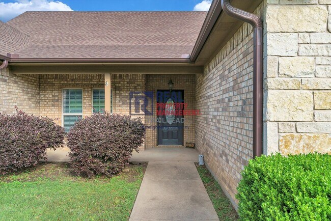 Building Photo - Stunning 3 Bed 2 Bath Home with an Amazing...