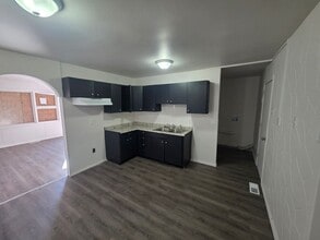 Building Photo - 1735 Parklane Dr