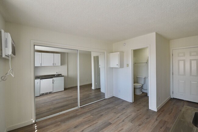 Building Photo - 5321-25