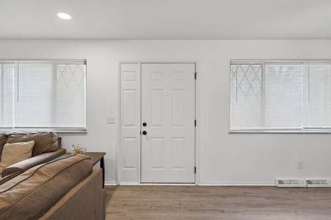 Building Photo - 1553 Cove Ln