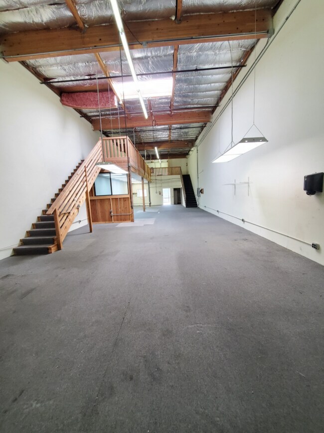 Building Photo - Warehouse with front office