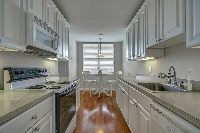 Building Photo - 250 Jacaranda Dr