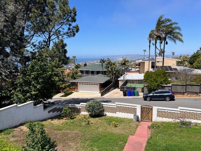 Foto del edificio - 3 Bed, 2 Bath, 2 Car Garage with Ocean Vie...