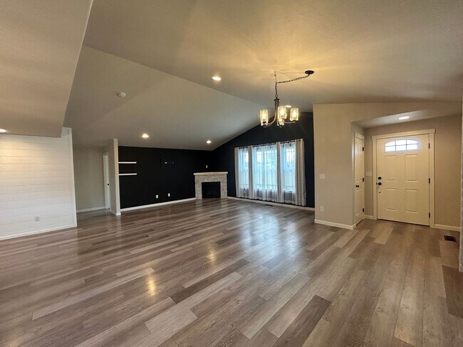 Foto del edificio - 3 Bedroom / 2 Bathroom on Corner Lot with ...