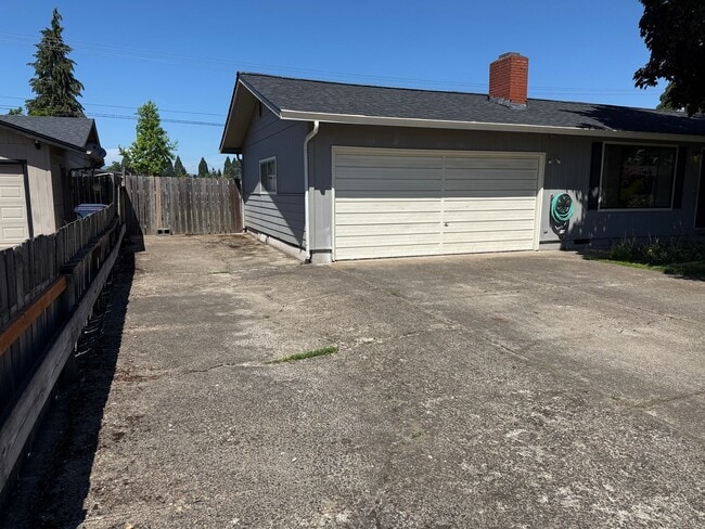 Building Photo - Discover this 3-bedroom 2-bathroom house in a great neighborhood!