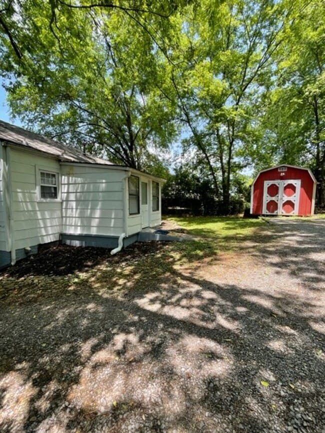 Building Photo - Maryville 37804 - 2 bedroom, 1 bath home Short term or Long term lease options - Call Debra Johns...