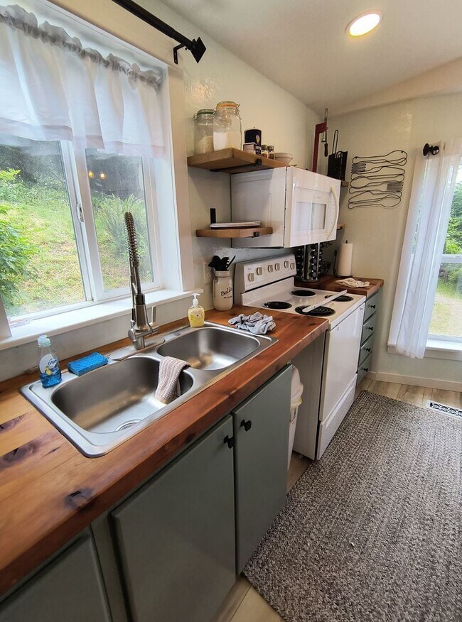 Foto del edificio - 16751 Salmonberry Rd