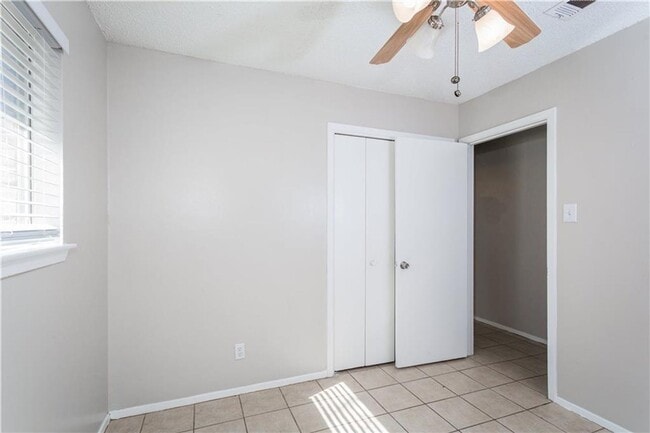Building Photo - 3004 Pecan Springs Rd