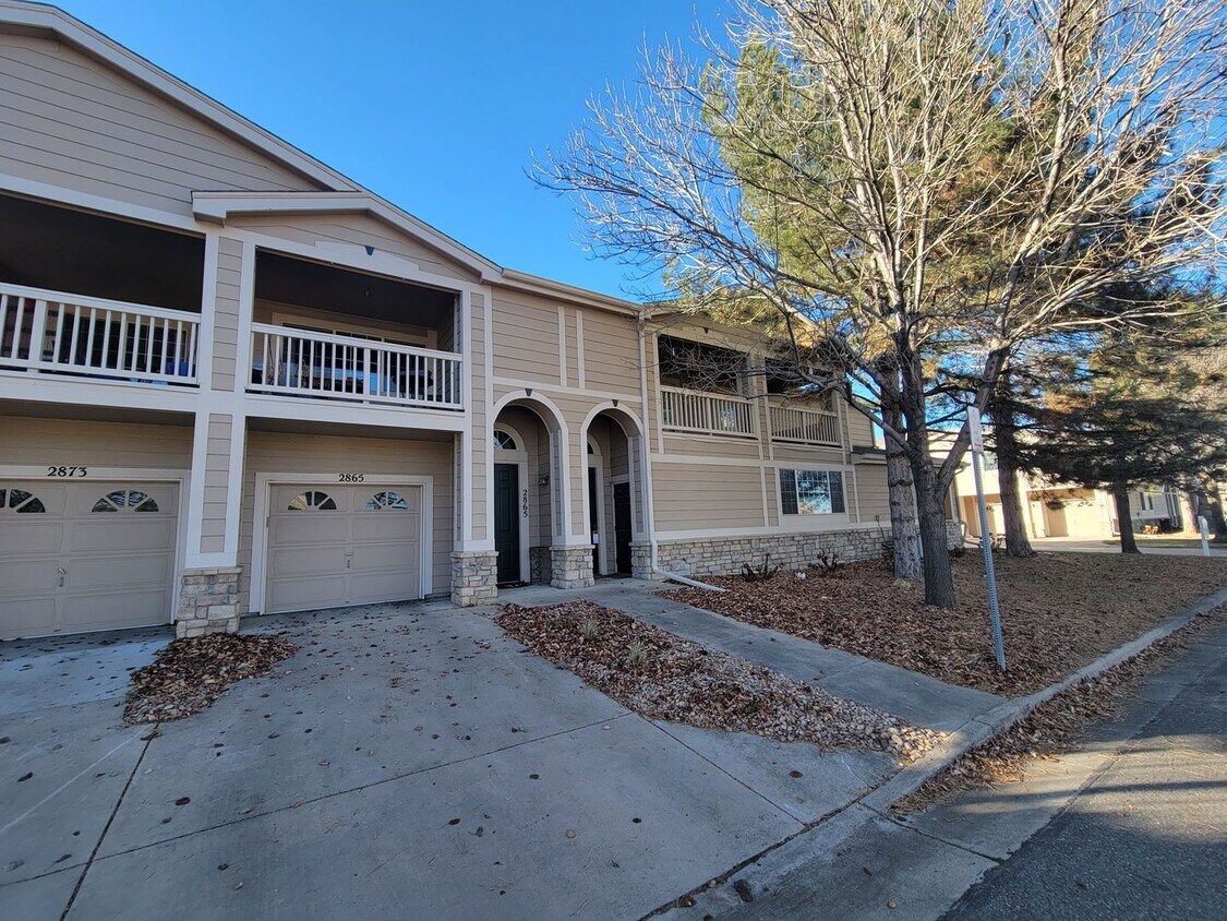 Foto principal - Spacious 2 bed, 2 bath townhome style cond...