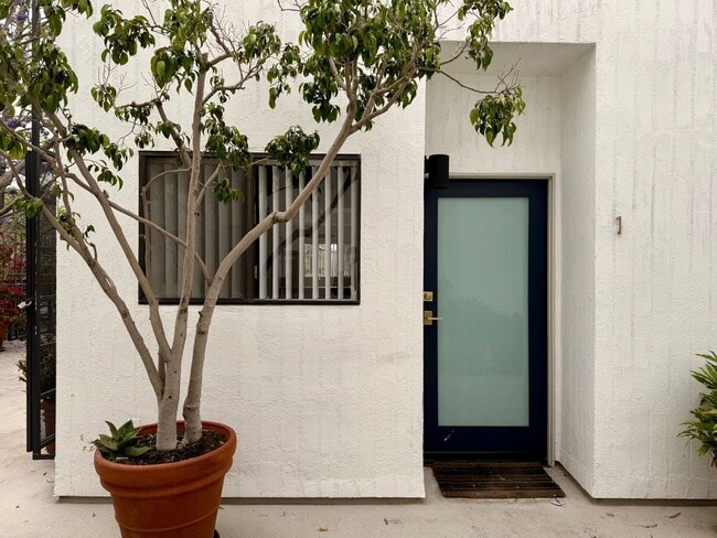 Building Photo - 2500 Abbot Kinney Blvd