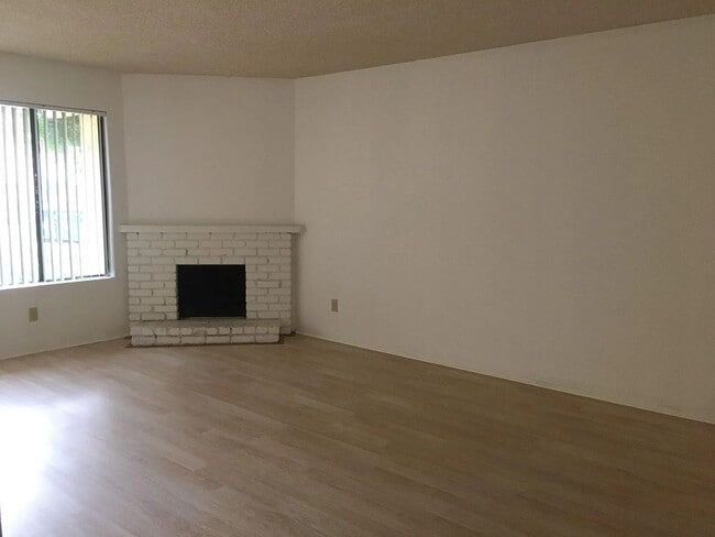 Foto del edificio - 10267 Black Mountain Rd
