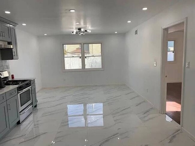 Foto del edificio - 217 Armstrong Ave