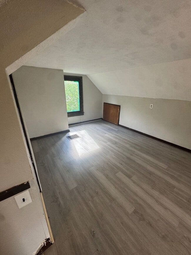 Building Photo - Charming 3-Bedroom Property in Prime Location