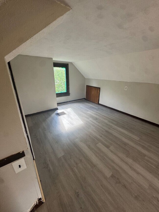 Building Photo - Charming 3-Bedroom Property in Prime Location (SECTION 8 VOUCHERS ACCEPTED)