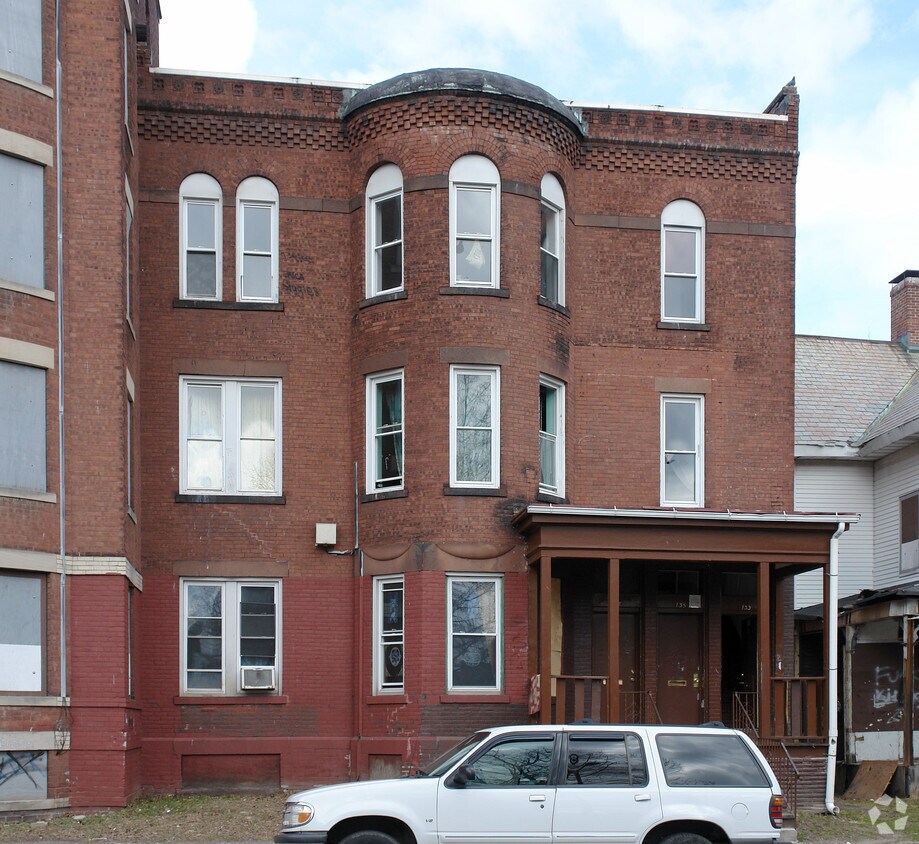 Building Photo - 133-137 Pine St