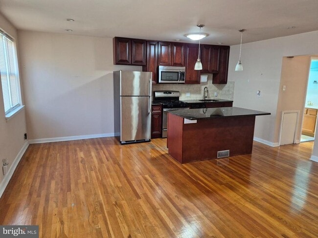 Building Photo - 7254 Mansfield Ave