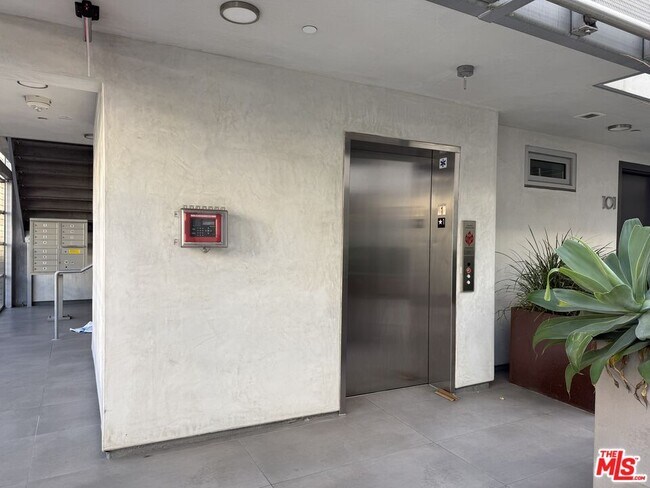 Foto del edificio - 8210 Fountain Ave