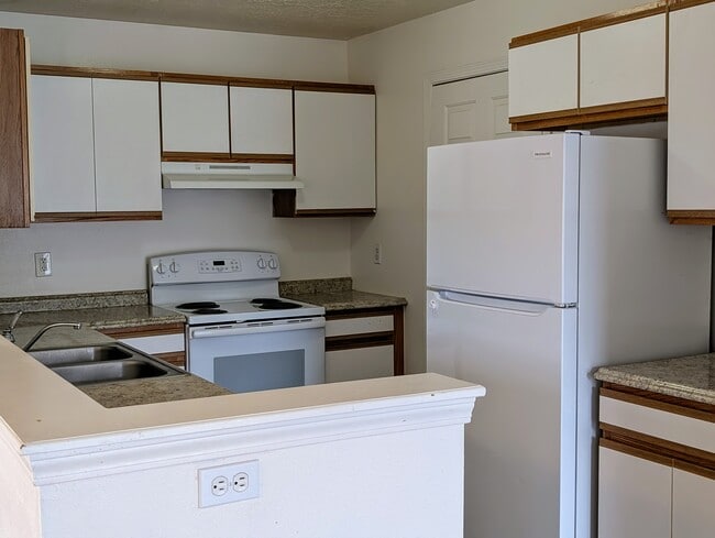 Kitchen - 348 Lenore St