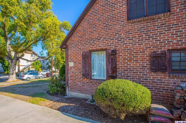 Building Photo - 1516 E Maple St