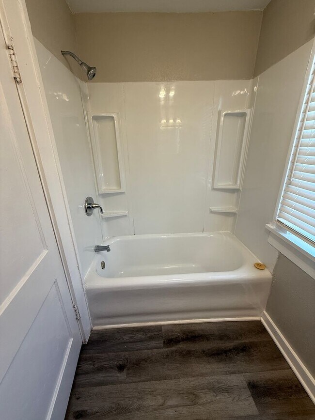 Building Photo - One bedroom available for an immediate mov...