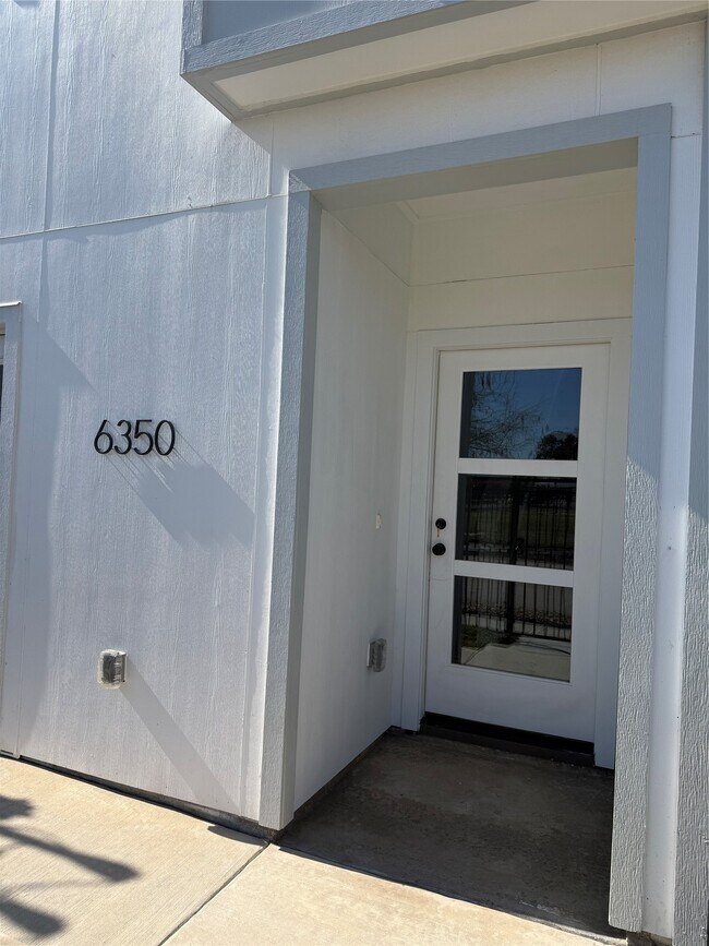 Foto del edificio - 6350 Culberson St