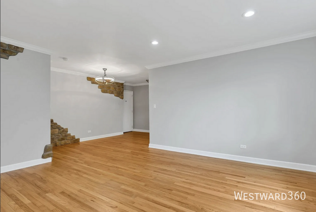 Building Photo - Spacious Rogers Park 2 Bedroom Apartment