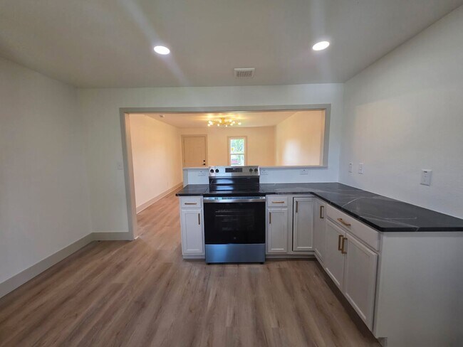 Foto del edificio - Gorgeous 3 bedroom 1 bath Duplex on street level (separate studio located below).