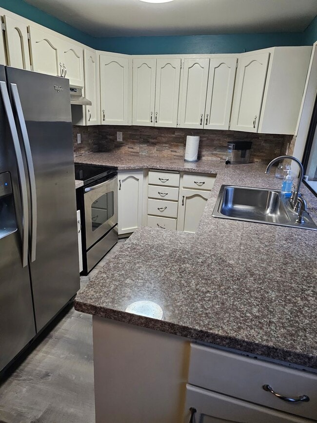 Building Photo - Des Moines rambler home w/2 car garage - 4...