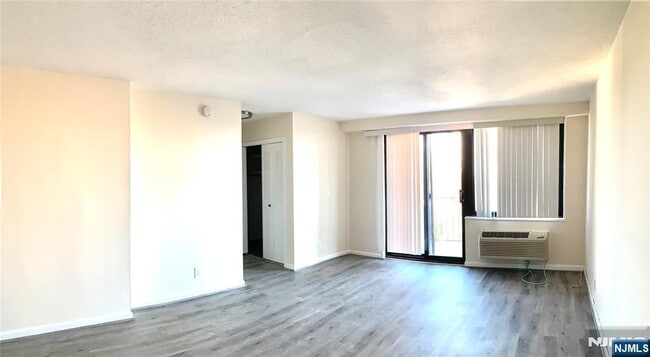 Building Photo - 1590 Anderson Ave