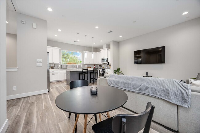 Foto del edificio - 2611 Huntington Creek Ln