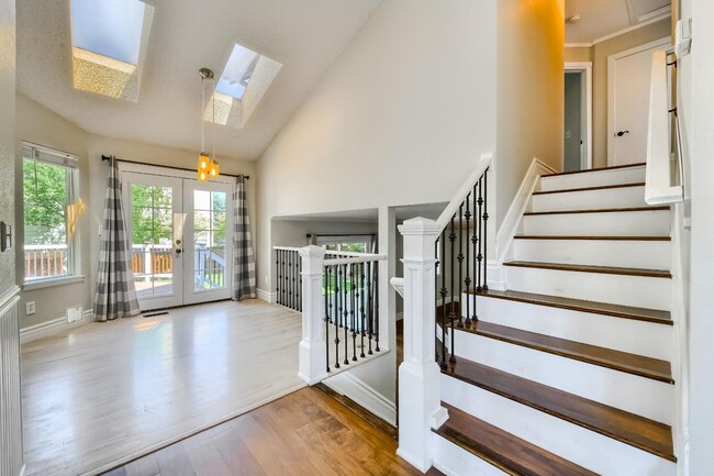 Building Photo - 4 Bedroom Tri Level single family home in ...