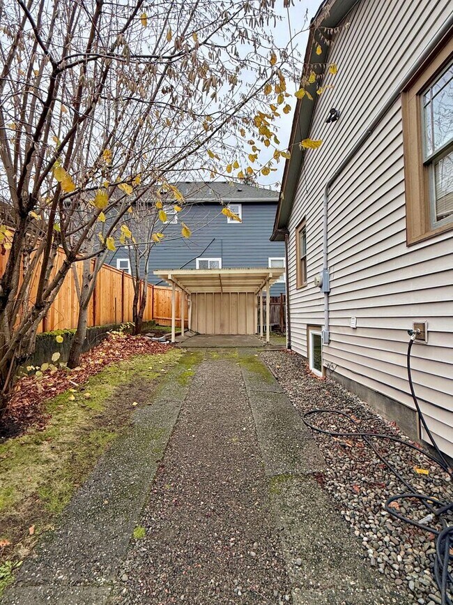 Building Photo - Charming 4-Bedroom Home in the Heart of Maple Leaf