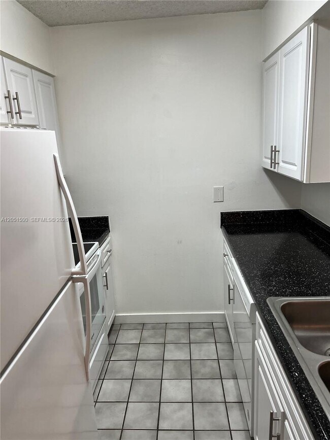 Foto del edificio - 2831 N Oakland Forest Dr