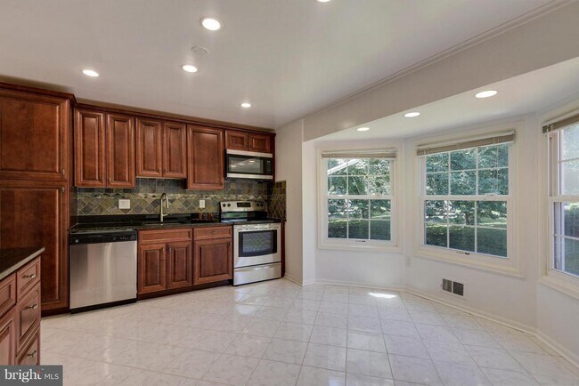 Foto del edificio - 1493 Selworthy Rd