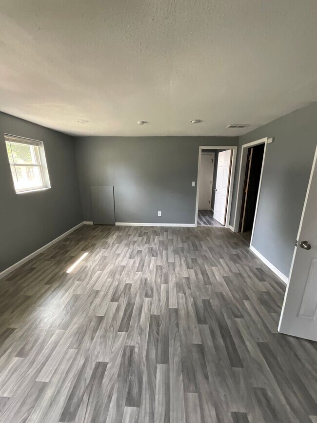 Building Photo - Large 3 bedroom with fenced in yard