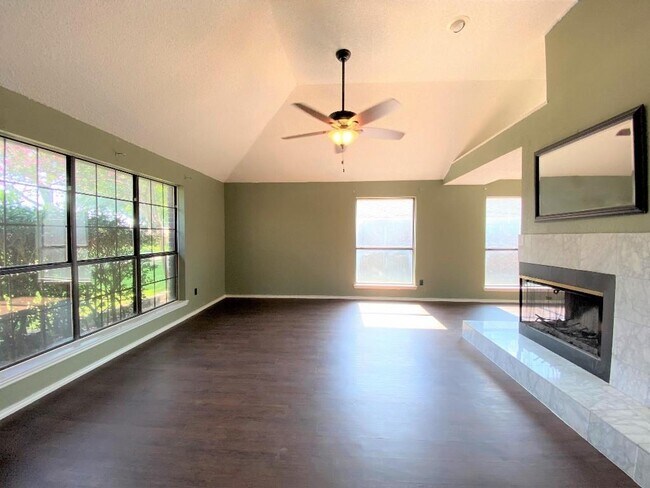 Foto del edificio - 1514 Summerwind Ln