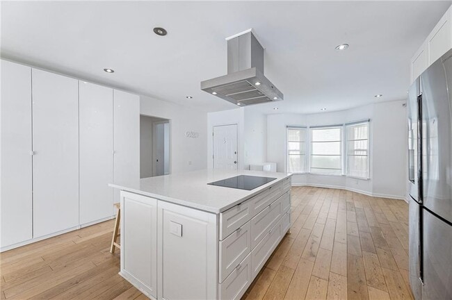 Building Photo - 908 Lenox Hill Ct NE