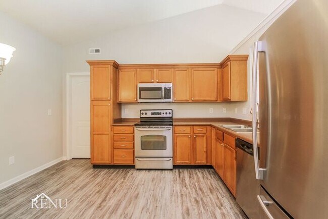 Building Photo - 19367 Fox Chase Dr
