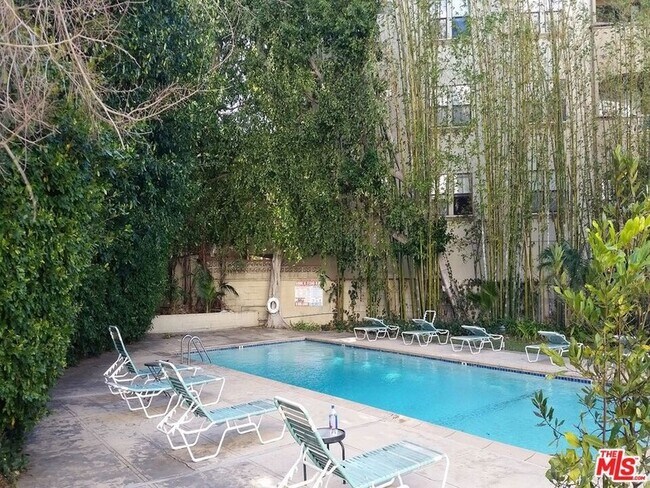 Foto del edificio - 570 N Rossmore Ave