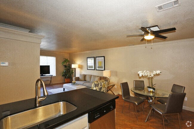 Building Photo - Quailwood Apartments