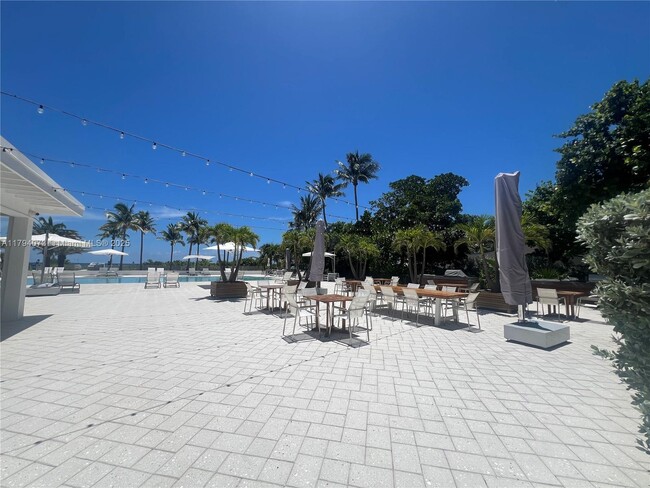 Building Photo - 605 Ocean Dr