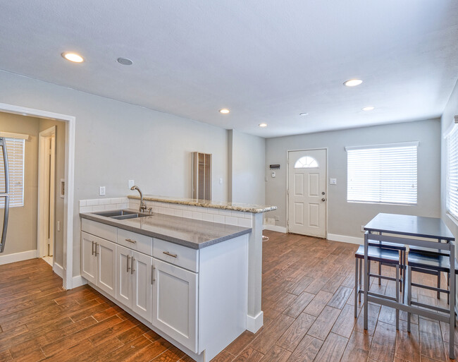 Living Room - 603 Foxhaven Plz