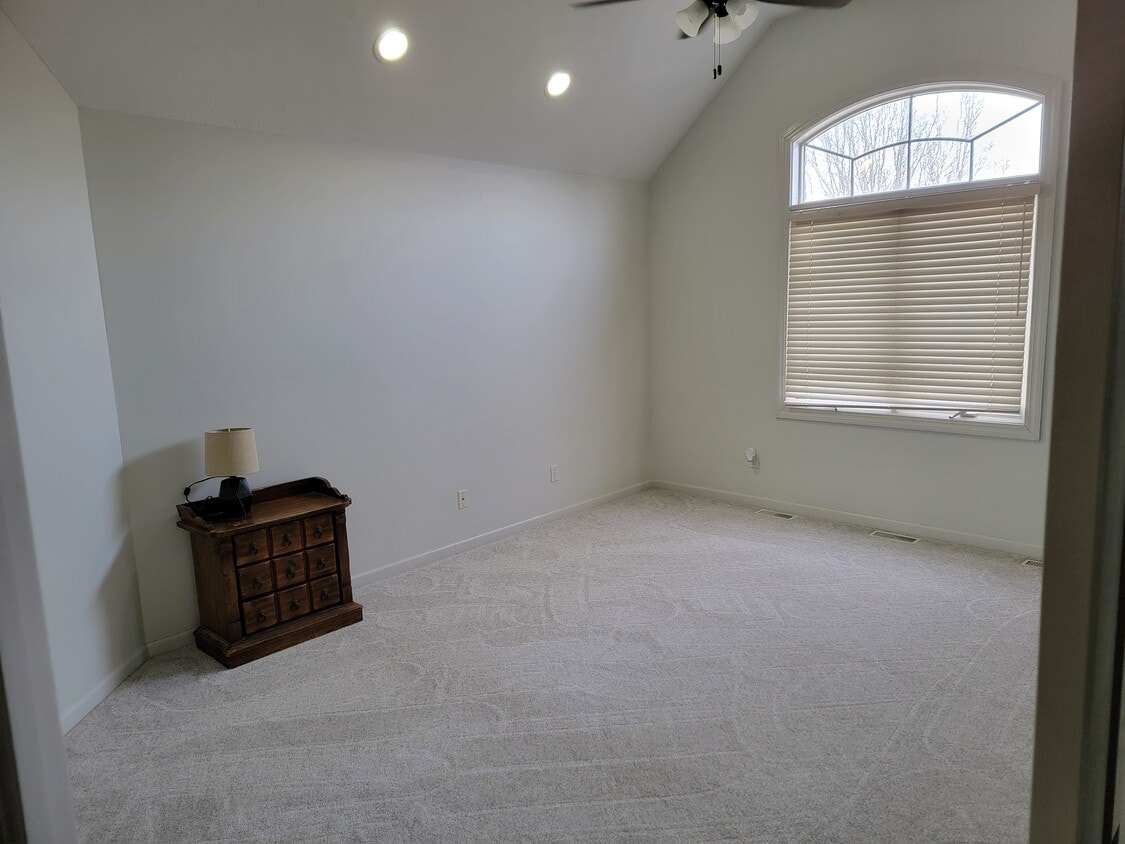 Primary Photo - 382 W Glen Eagle Dr