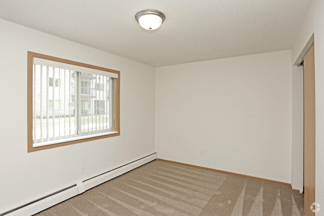 2BR, 1BA - Woodland Park Apartments